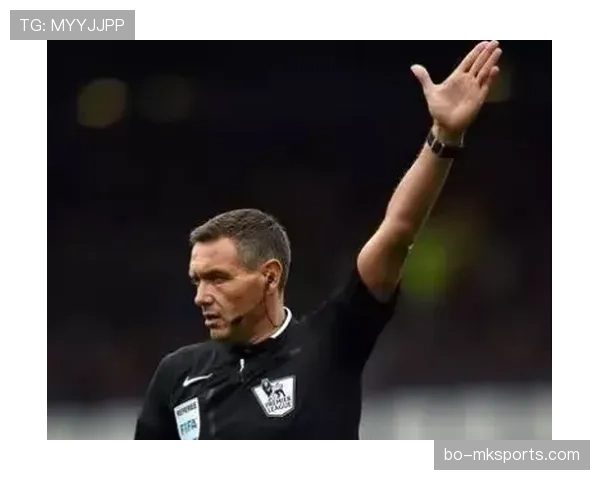 足球裁判手势到底藏着哪些判罚秘密？完整规则解读